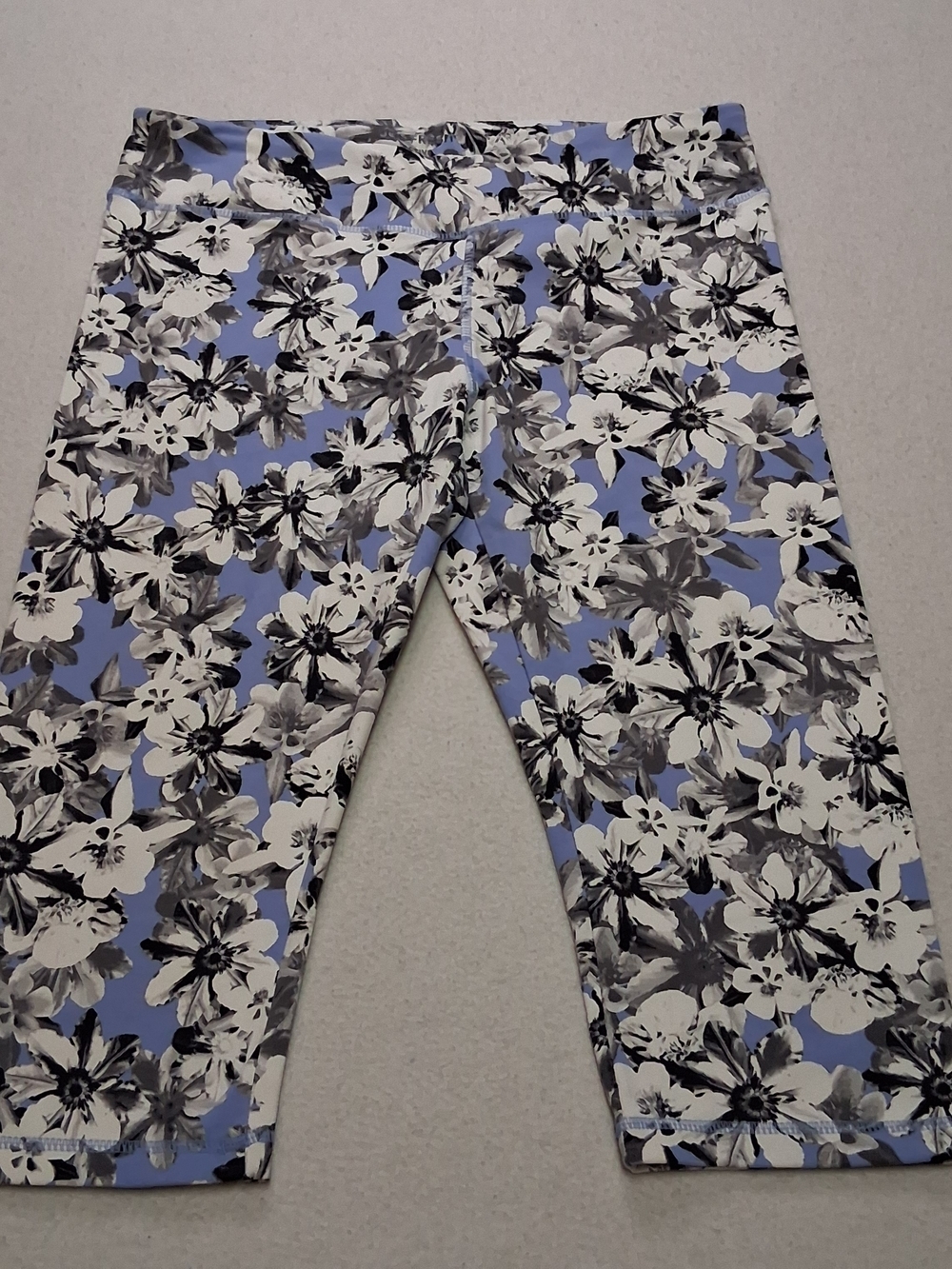 4/20$ ➡️ Joe Fresh Light Blue & White Floral Capri Leggings - Picture 6 of 6